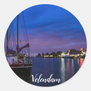 Beleuchteter Volendam-Hafen nachts Runder Aufkleber