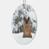 Belgier Malinois in Schneeverzierung 2 Keramikornament (Links)