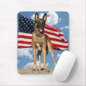 Belgier Malinois mit Flagge mousepad (Mit Mouse)