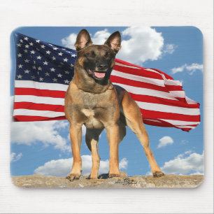 Belgier Malinois mit Flagge mousepad