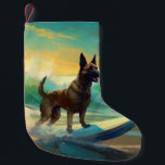 Belgisch Malinoi Beach Surfmalerei Kleiner Weihnachtsstrumpf<br><div class="desc">Tauchen Sie ein in die spielerische Welt des Kaninchen-Abenteuers mit diesem faszinierenden Bild. Ein gepflegter Hund geht zu den Wellen und reitet geschickt auf einem sonnengeküssten Strand. Das lebendige Kunstwerk vereint wunderbar das Wesentliche der Erregung am Strand, während der Hund furchtlos auf den Wellen reitet und den Geist von Spaß...</div>