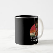 Belgisch Malinois Vater Dog Sunset Retro Style für Zweifarbige Tasse (VorderseiteRechts)