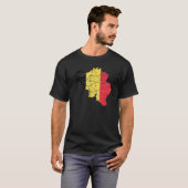 Belgische Flagge mit belgischer Karte in Schwierig T-Shirt (Vorne ganz)