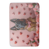 Belgische Malinois mit Rose - Valentinstag Badematte (Vorderseite Vertikal)