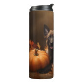 Belgischer Hirte Welpe Herbst Kürbis Thermosbecher (Nach links gedreht)