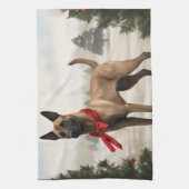 Belgischer Malinois-Hund zu Schneeschweihnachtsfes Geschirrtuch (Vertikal)