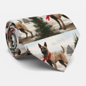 Belgischer Malinois-Hund zu Schneeschweihnachtsfes Krawatte (Gerollt)