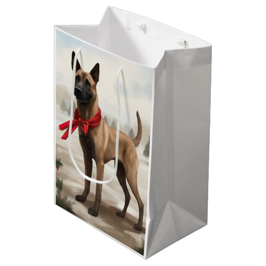 Belgischer Malinois-Hund zu Schneeschweihnachtsfes Mittlere Geschenktüte (Vorderseite Schrägansicht)