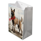 Belgischer Malinois-Hund zu Schneeschweihnachtsfes Mittlere Geschenktüte (Rückseite Schrägansicht)