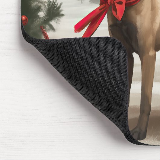 Belgischer Malinois-Hund zu Schneeschweihnachtsfes Mousepad (Ecke)