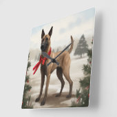 Belgischer Malinois-Hund zu Schneeschweihnachtsfes Quadratische Wanduhr (Winkel)