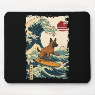 Belgischer Malinois surft auf der japanischen Kana Mousepad