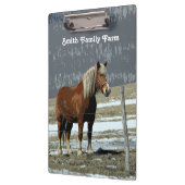 Belgischer Pferdeentwurf in der Paddock-Zwischenab Klemmbrett (Links)