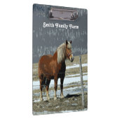 Belgischer Pferdeentwurf in der Paddock-Zwischenab Klemmbrett (Rechts)