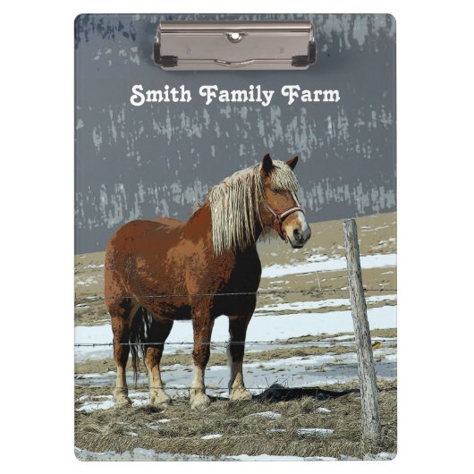 Belgischer Pferdeentwurf in der Paddock-Zwischenab Klemmbrett (Vorderseite)