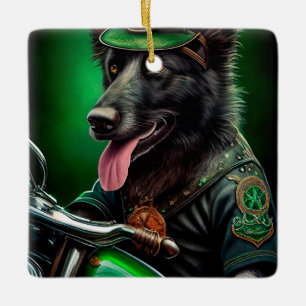 Belgischer Schäferhund fährt Fahrrad am St. Patric Keramikornament