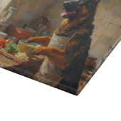 Belgischer Schäferhund kocht in der Küche Schneidebrett (Ecke)