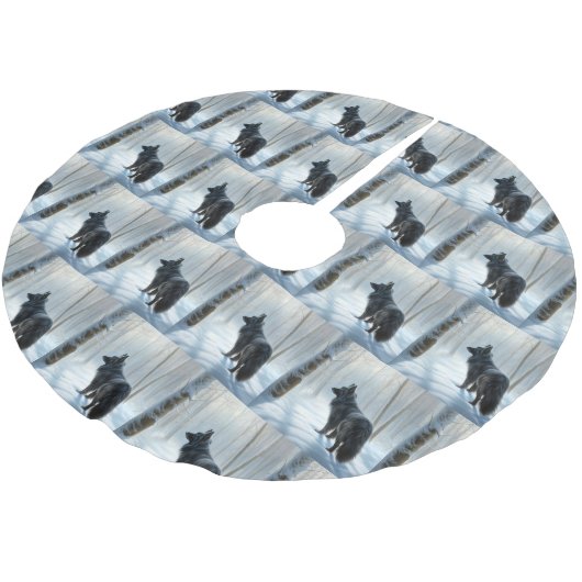 Belgischer Schafhund lässt Schnee Weihnachten Polyester Weihnachtsbaumdecke (Schrägansicht)