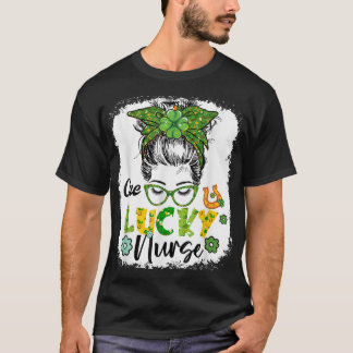 Belichtete eine glückliche Krankenschwester St Pat T-Shirt