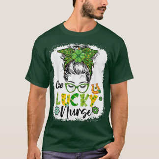 Belichtete eine glückliche Krankenschwester St Pat T-Shirt