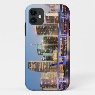 Belichtete Skyline von im Stadtzentrum gelegenem Case-Mate iPhone Hülle