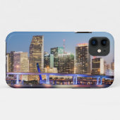 Belichtete Skyline von im Stadtzentrum gelegenem Case-Mate iPhone Hülle (Rückseite (Horizontal))