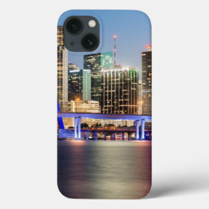 Belichtete Skyline von im Stadtzentrum gelegenem iPhone 13 Hülle