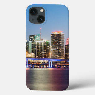 Belichtete Skyline von im Stadtzentrum gelegenem iPhone 13 Hülle