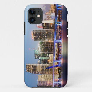 Belichtete Skyline von im Stadtzentrum gelegenem iPhone 11 Hülle