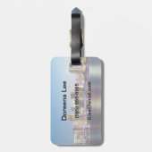 Belichtete Skyline von im Stadtzentrum gelegenem Gepäckanhänger (Rückseite vertikal)