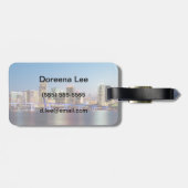 Belichtete Skyline von im Stadtzentrum gelegenem Gepäckanhänger (Rückseite horizontal)