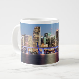 Belichtete Skyline von im Stadtzentrum gelegenem Jumbo-Tasse