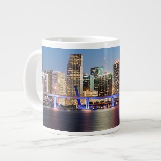 Belichtete Skyline von im Stadtzentrum gelegenem Jumbo-Tasse (Vorderseite Links)
