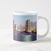 Belichtete Skyline von im Stadtzentrum gelegenem Jumbo-Tasse (Rechts)