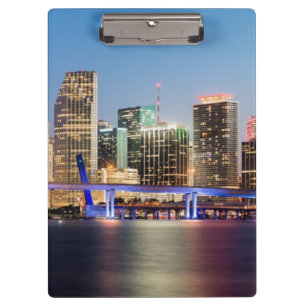 Belichtete Skyline von im Stadtzentrum gelegenem Klemmbrett
