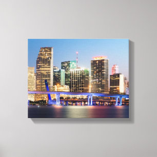 Belichtete Skyline von im Stadtzentrum gelegenem Leinwanddruck