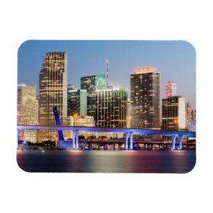 Belichtete Skyline von im Stadtzentrum gelegenem Magnet