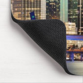 Belichtete Skyline von im Stadtzentrum gelegenem Mousepad (Ecke)