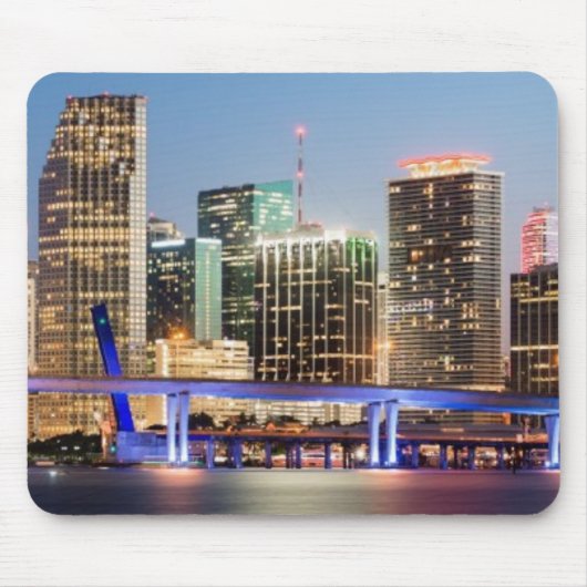 Belichtete Skyline von im Stadtzentrum gelegenem Mousepad (Vorne)