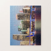 Belichtete Skyline von im Stadtzentrum gelegenem Puzzle (Vertikal)