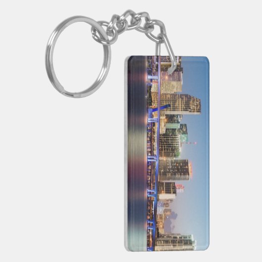 Belichtete Skyline von im Stadtzentrum gelegenem Schlüsselanhänger (Vorderseite links)