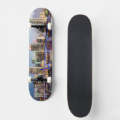 Belichtete Skyline von im Stadtzentrum gelegenem Skateboard (Vorderseite)