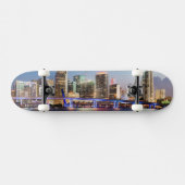 Belichtete Skyline von im Stadtzentrum gelegenem Skateboard (Horizontal)