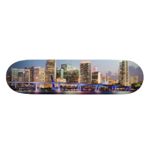 Belichtete Skyline von im Stadtzentrum gelegenem Skateboard