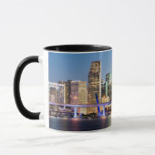 Belichtete Skyline von im Stadtzentrum gelegenem Tasse (Links)