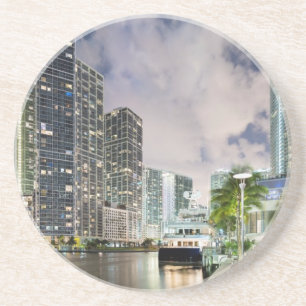 Belichtete Türme in der Miami-Fluss-Ufergegend Getränkeuntersetzer
