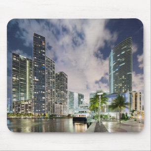 Belichtete Türme in der Miami-Fluss-Ufergegend Mousepad