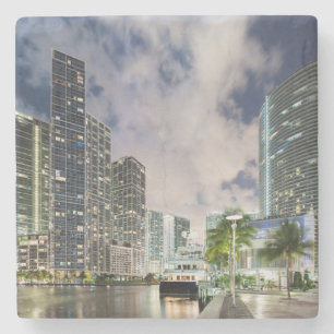 Belichtete Türme in der Miami-Fluss-Ufergegend Steinuntersetzer
