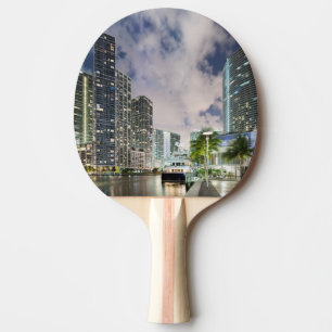 Belichtete Türme in der Miami-Fluss-Ufergegend Tischtennis Schläger