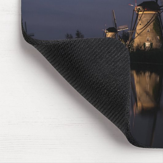 Belichtete Windmühle an blauem Stunde mousepad (Ecke)